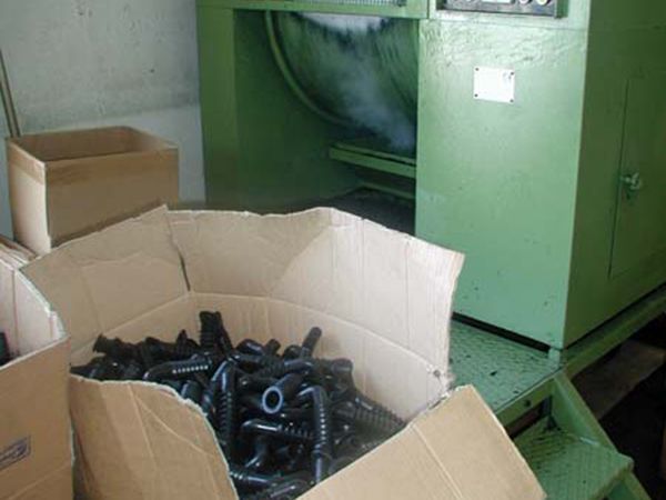 Lavoro di finitura articoli in gomma e plastica Reggio Emilia